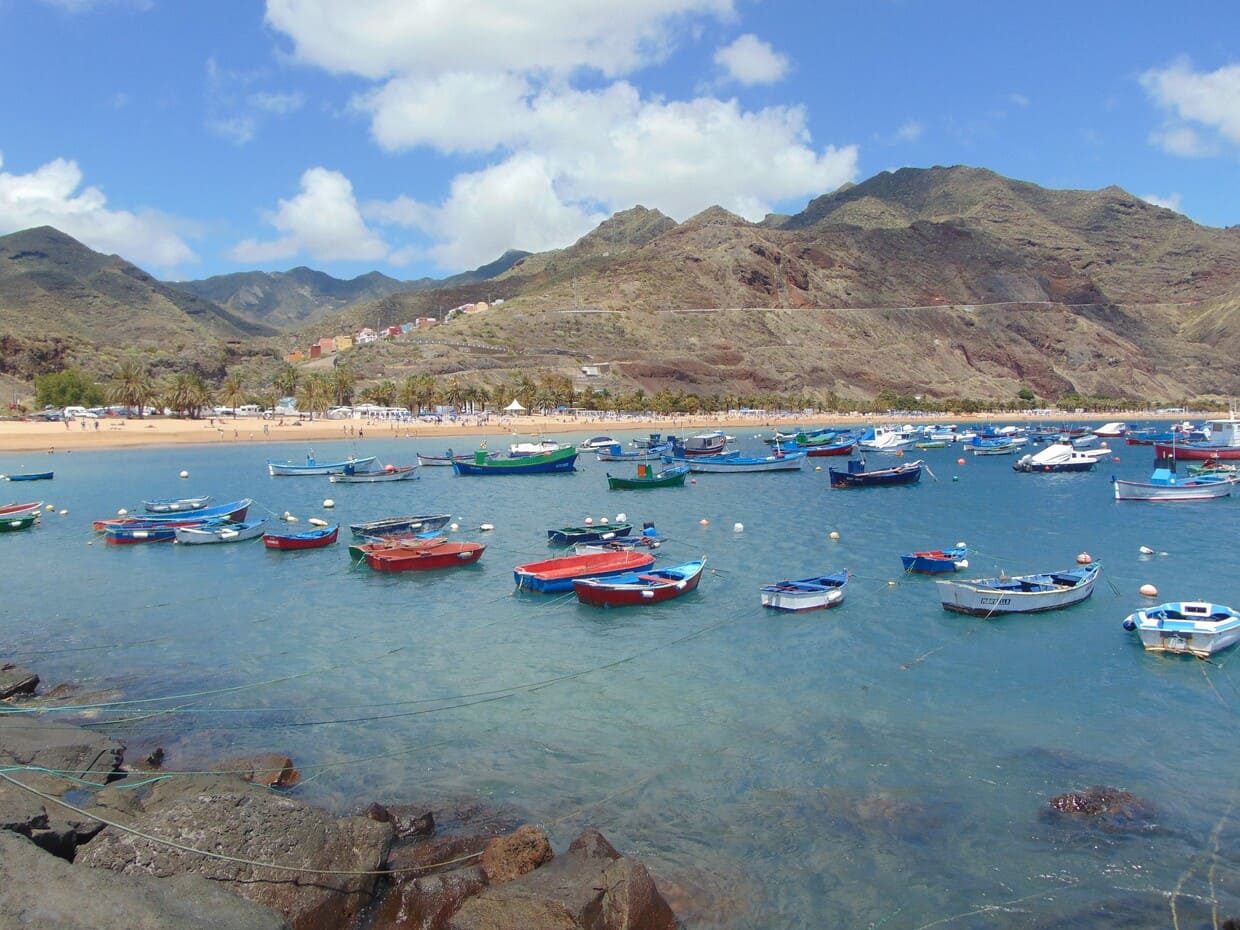 imagen de barcas de pesca en la playa de Las Teresitas